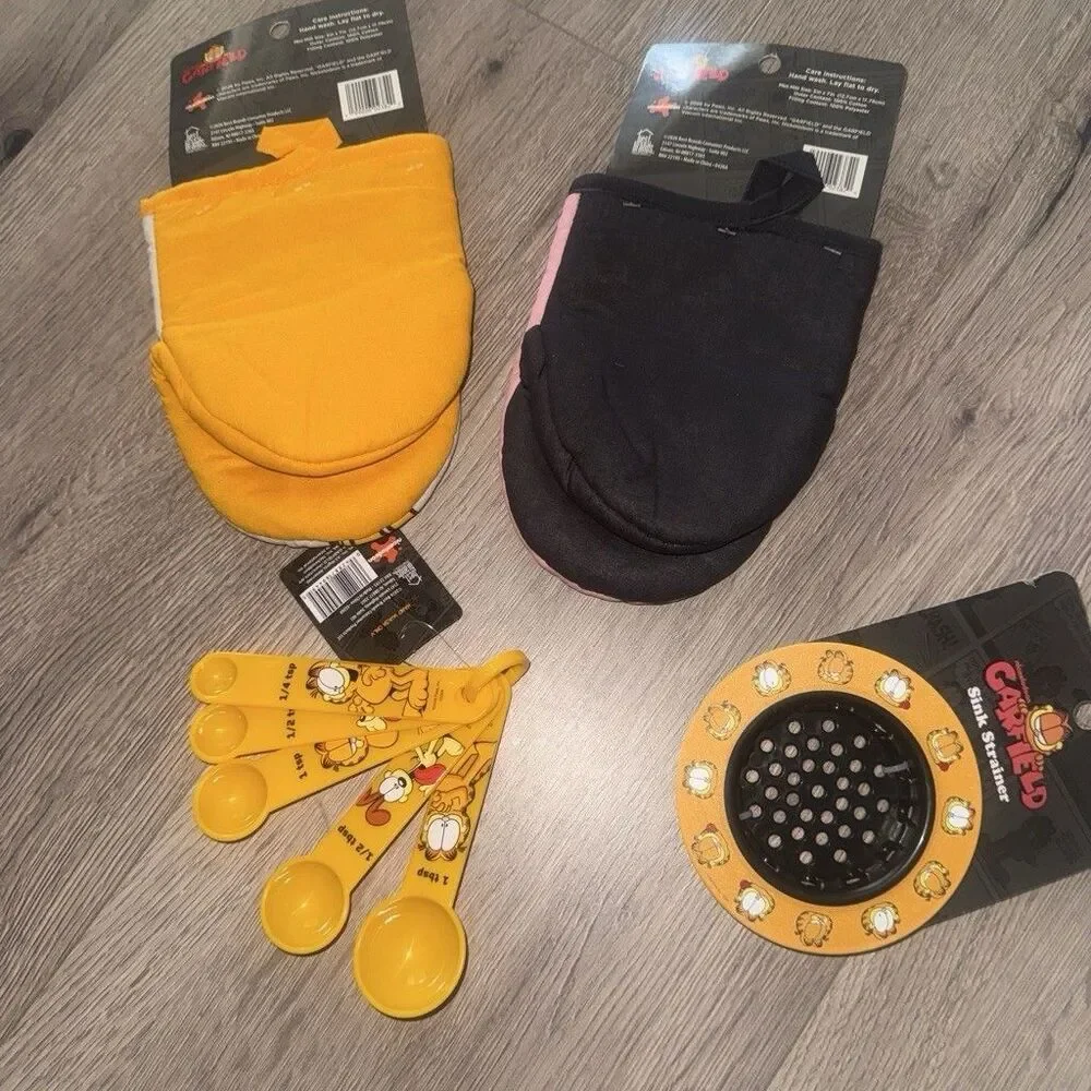 Garfield kitchen set with mini mitts and grater #garfield #kitchen